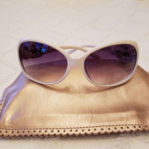 Sunglasses. White frame with snap embellishments. - Picture 5 of 5